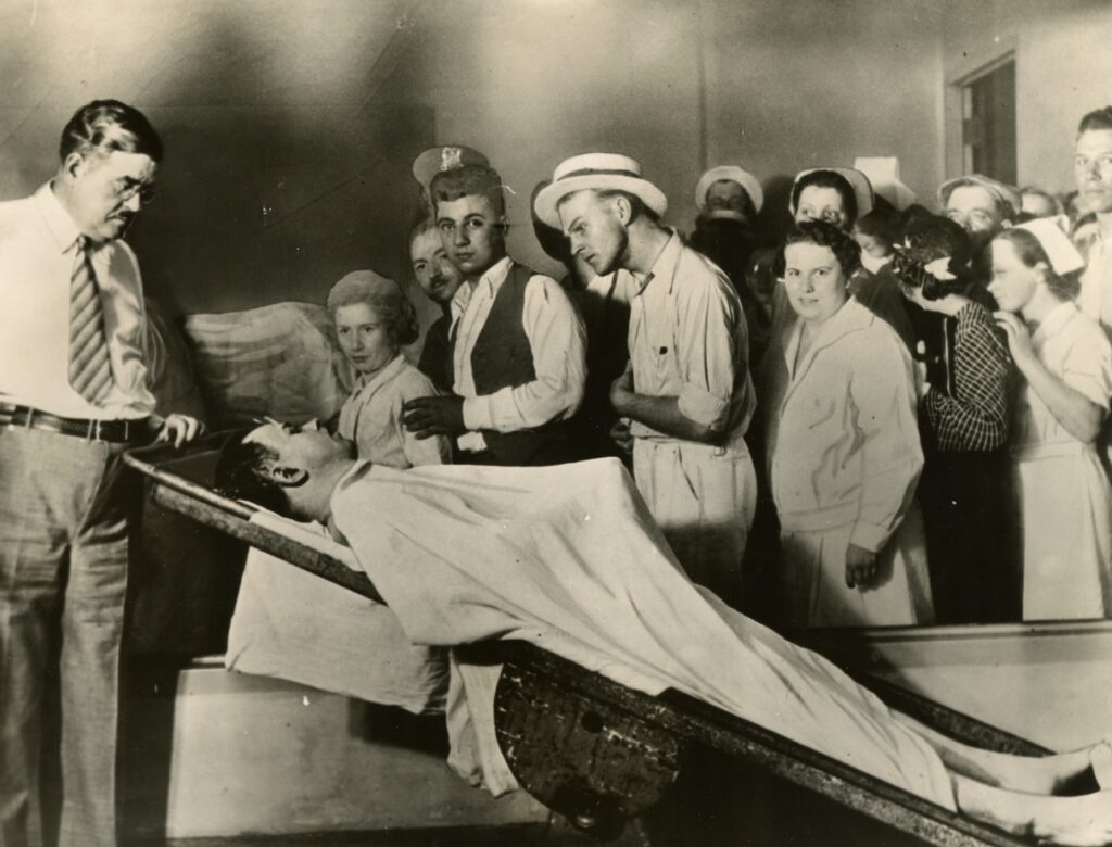 Dillinger’s corpse at the morgue attracted crowds of onlookers in the days following his death.