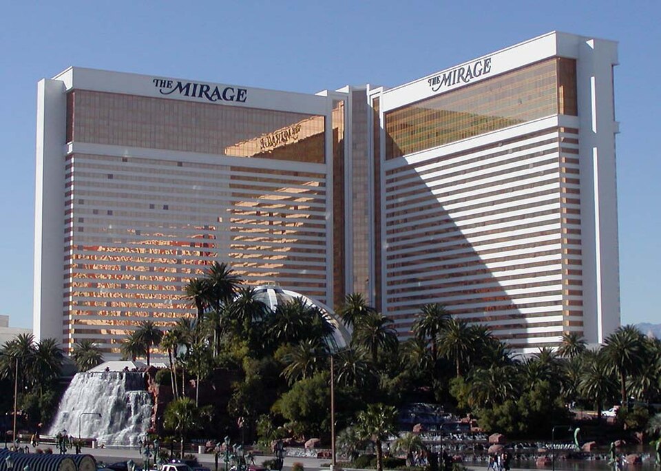 The opening of the Mirage in 1989 marked the beginning of the megaresort era and the end of the Mob’s involvement in Las Vegas’s casino properties. Stan Shebs [ZJ2.1]/ CC BY-SA 3.0