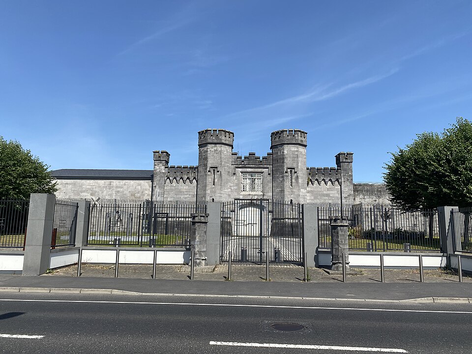 Daniel Kinahan is under tight surveillance at Portlaoise Prison, 90 miles southwest of Dublin. 瑞丽江的河水 (Ruili Jiang de Heshui), via Wikimedia Commons, CC BY 4.0